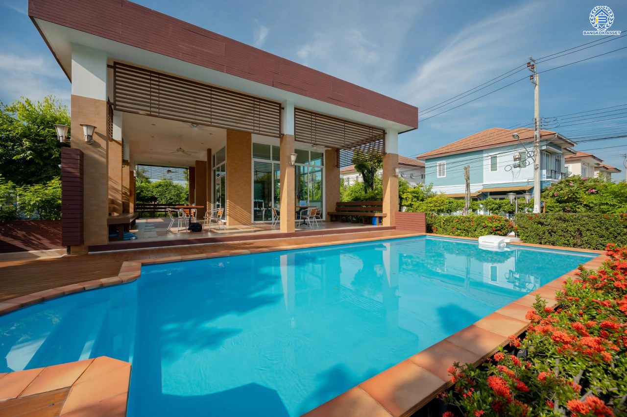 บ้านมือสองตกแต่งใหม่ โครงการ รติรมย์ ฟิฟท์ ราชพฤกษ์-ปิ่นเกล้า หลังมุม เนื้อที่ 57.5 ตร.ว. ฟังก์ชัน 3 ห้องนอน 3 ห้องน้ำ 2 ที่จอดรถ บรรยากาศเป็นส่วนตัว บนทำเลยอดนิยม เชื่อมต่อถนนสวนผัก, ถนนราชพฤกษ์, ถนนบางกรวย-ไทรน้อย ใกล้เซ็นทรัลเวสต์วิลล์ และจุดขึ้นทางด่วน "ศรีรัช"